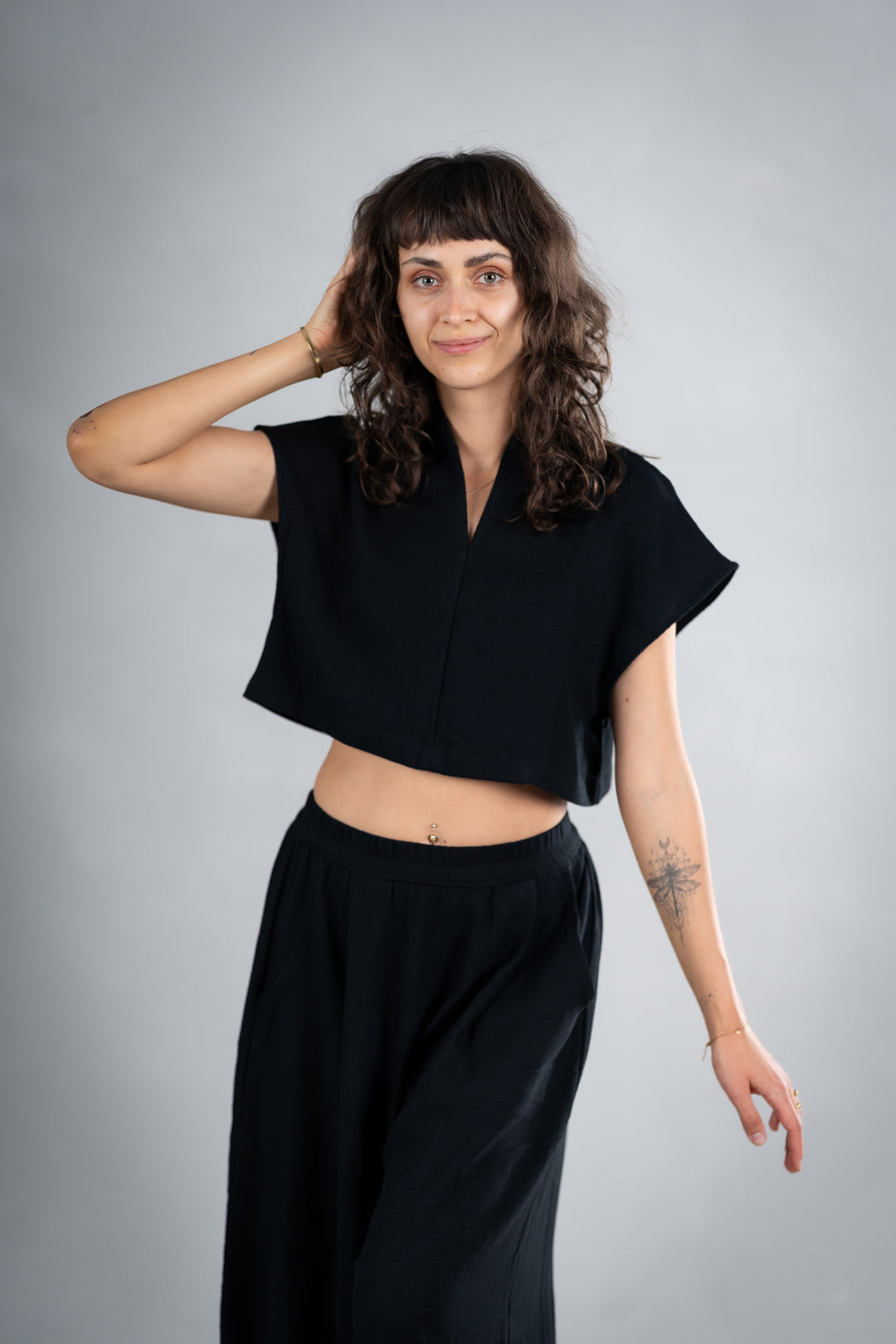 Schwarzes Crop Shirt